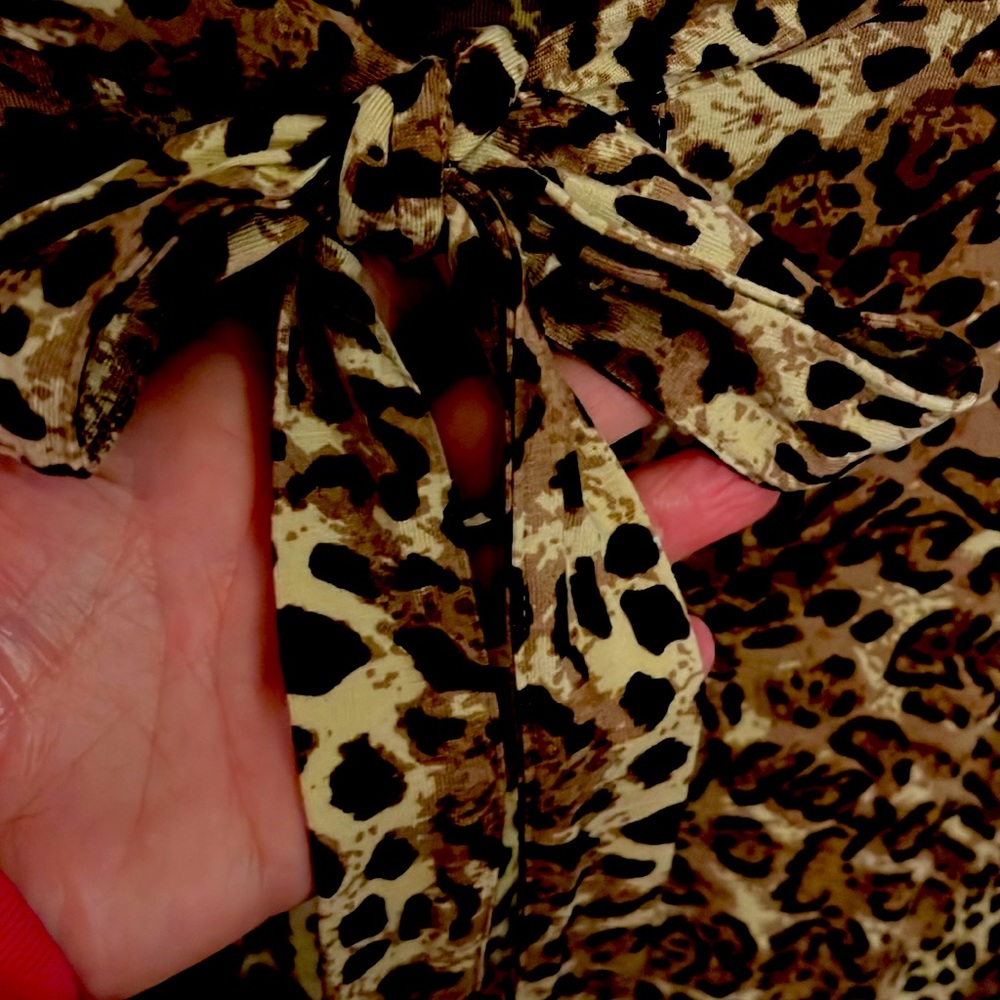 💙F&F Womens Leopard Print size 8 blouse. 96% Viscose, 4% Elastane very soft, EUC - Picture 4 of 4